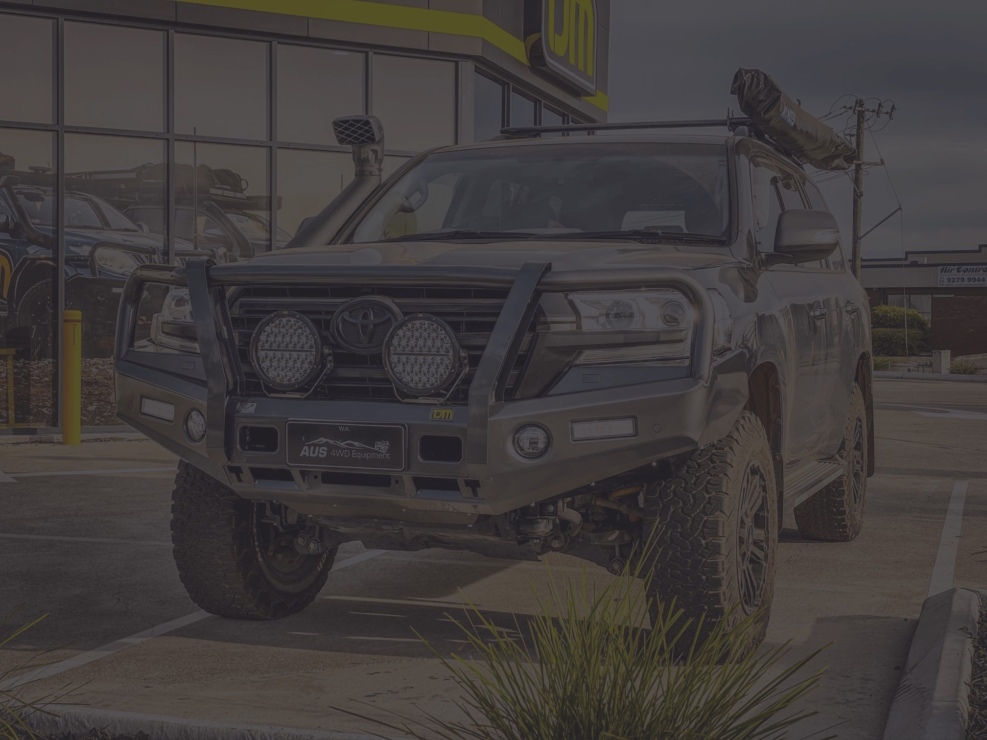 dark background 4wd